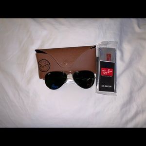 NWT - Classic Ray Ban Aviator sunglasses, G-15 lenses, all accessories included